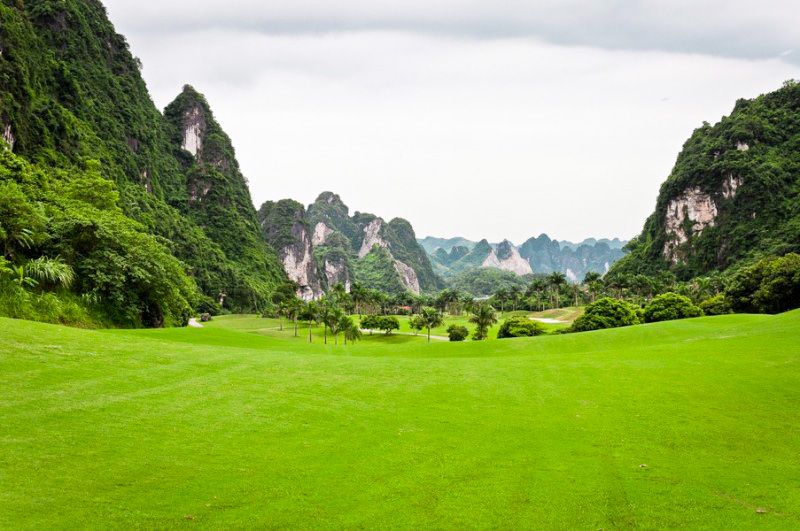 Sân Phoenix tọa lại tại xã Lâm Sơn, huyện Lương Sơn, Hòa Bình