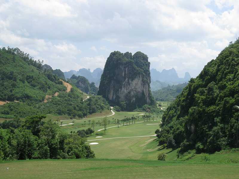 Giá tham gia sân Hòa Bình khá mềm mại