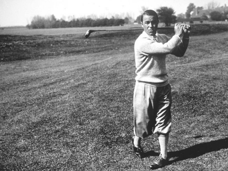 Hiện nay chưa xác định được chính xác điểm Albatross đầu tiên được ghi khi nào