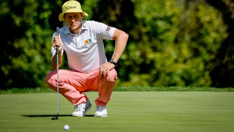 Golf thủ nên kết hợp dùng chân để cảm nhận địa hình