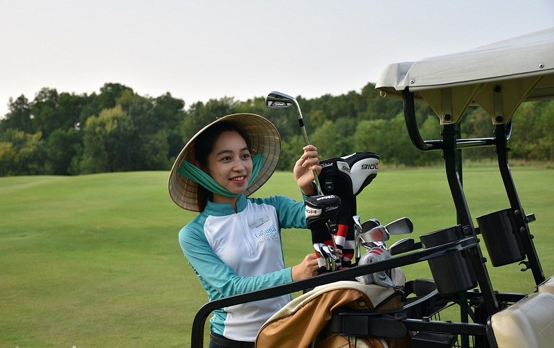 Caddie hỗ trợ người chơi vệ sinh gậy golf Caddie hỗ trợ người chơi vệ sinh gậy golf