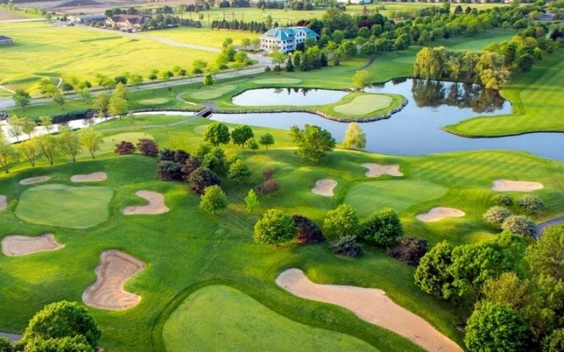 Golf course là thuật ngữ dùng để chỉ các sân golf
