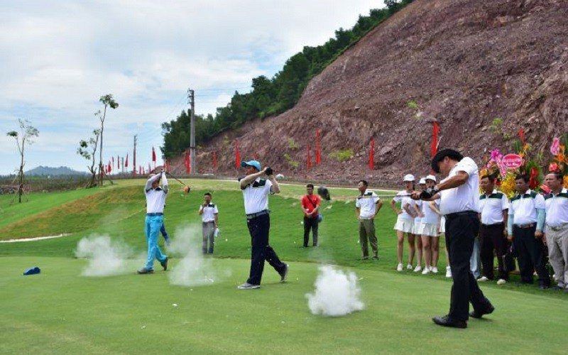 Sân golf còn sở hữu cảnh quan đẹp nguyên sơ, không gian xanh mát