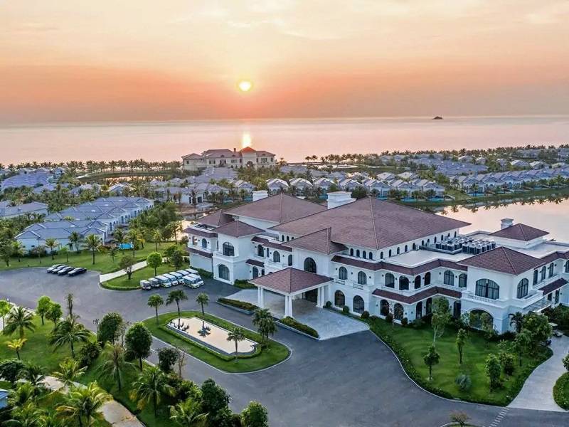 Sân tọa lạc tại vị trí địa lý ấn tượng