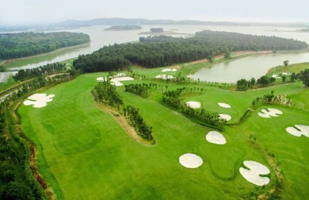 Khung cảnh thiên nhiên sân golf