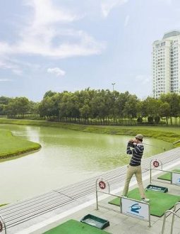 Độc đáo chơi golf giữa Hồ Tây