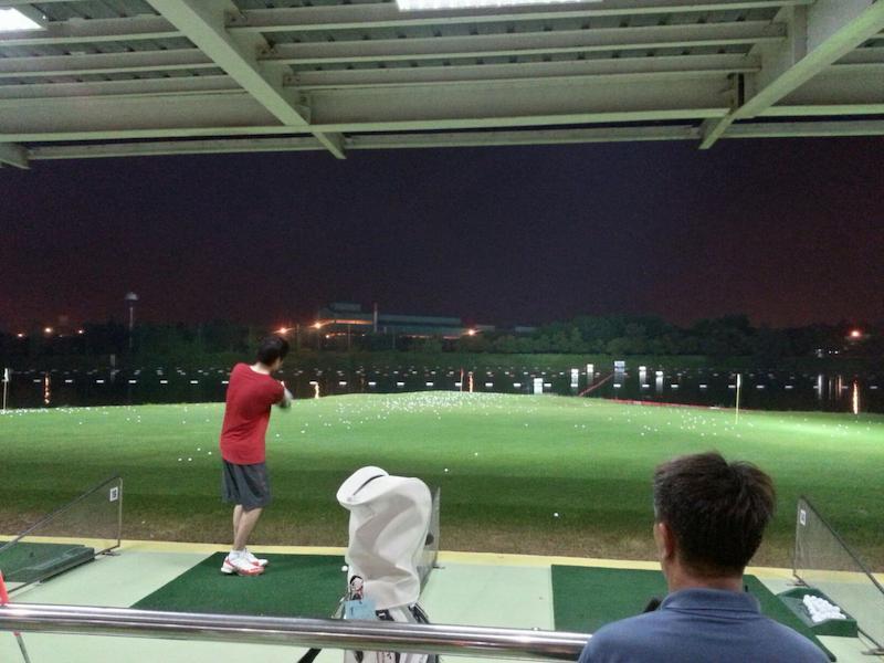 Lớp học cho người mới trực tiếp trên sân golf