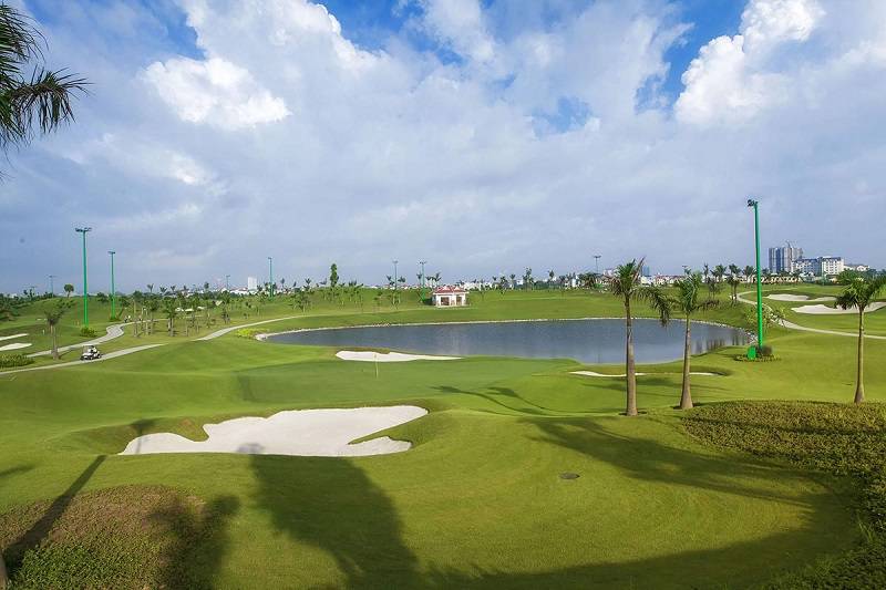 Giá tham gia trải nghiệm sân golf Hà Nội Club khá mềm
