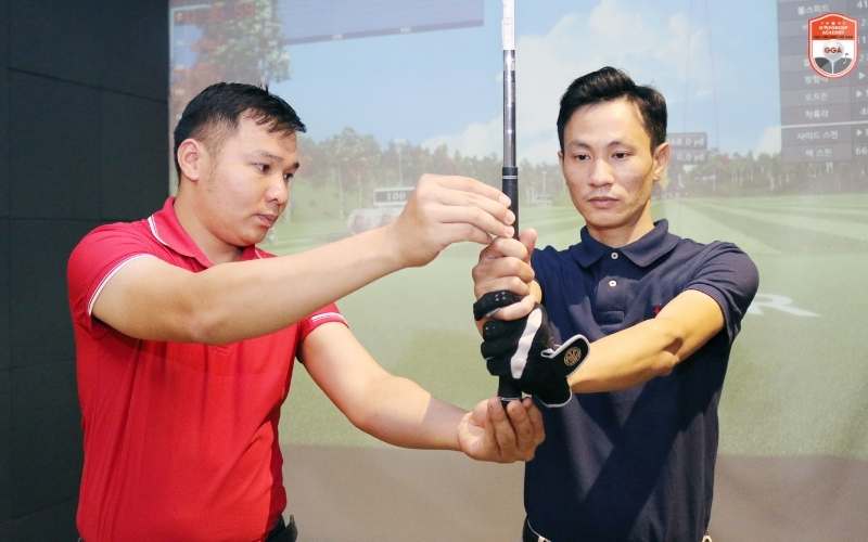 học cùng hlv để cải thiện kỹ thuật đánh golf