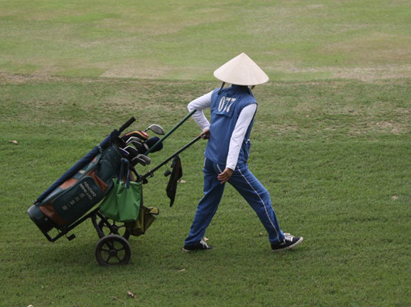 Xếp gậy vào túi gậy xe đẩy