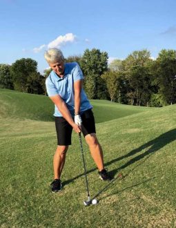 Đặt vai song song với mặt địa hình để đánh bóng hiệu quả hơn