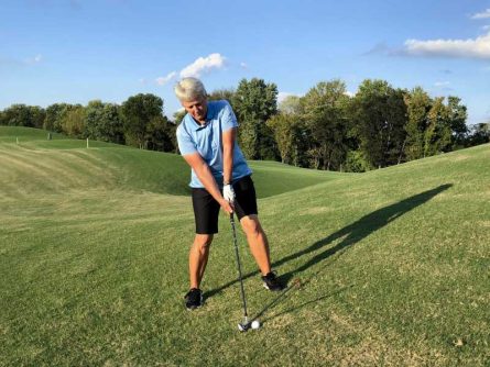 Đặt vai song song với mặt địa hình để đánh bóng hiệu quả hơn