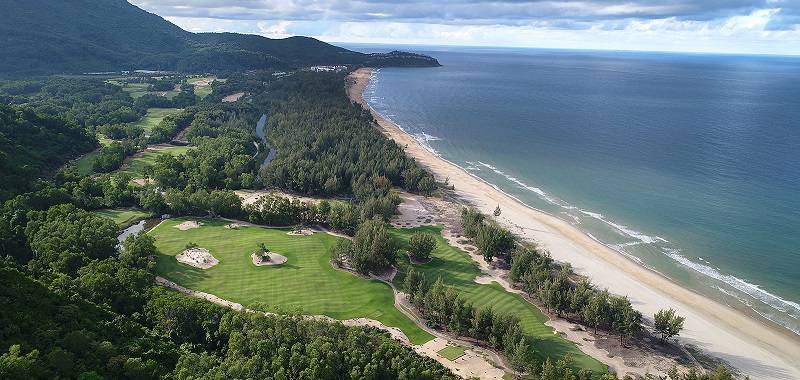 Cỏ được trồng tại sân đều được chăm chút cẩn thận