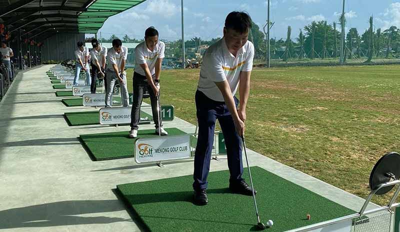 Học chơi golf tại sân gôn Mekong