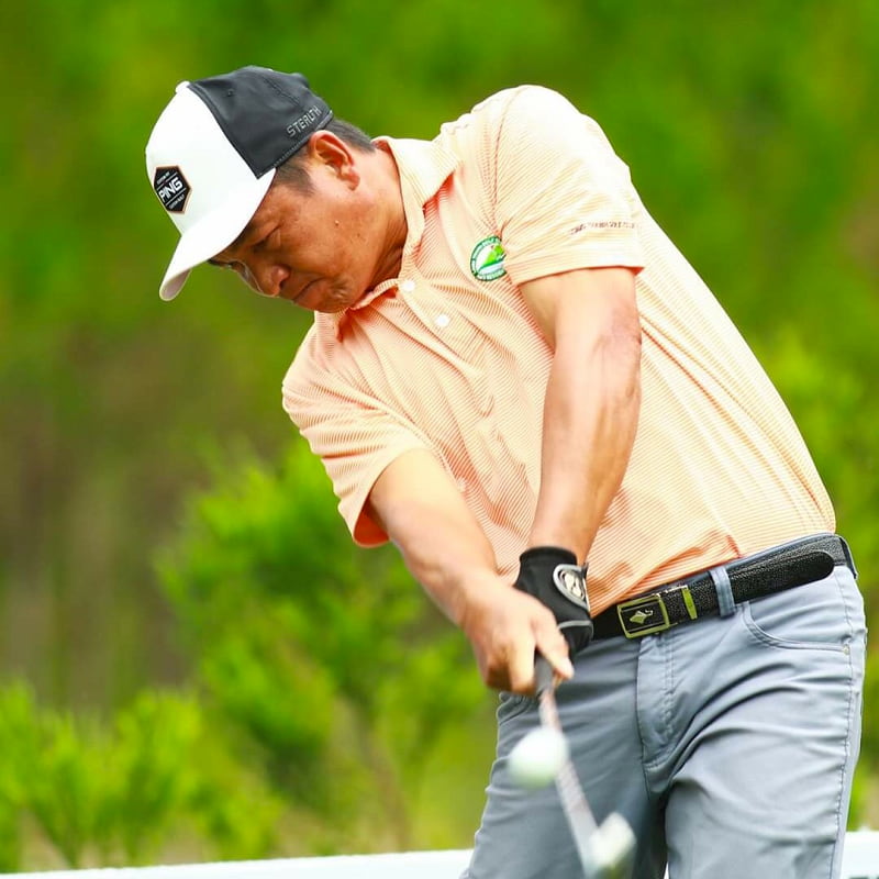 Thầy dạy golf Lầu A Bẩu có nhiều năm kinh nghiệm trong lĩnh vực đào tạo golf