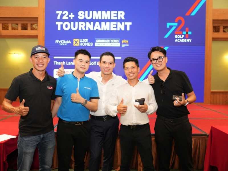 Các golfer tham gia giải đấu cùng chụp ảnh lưu niệm tại đêm gala