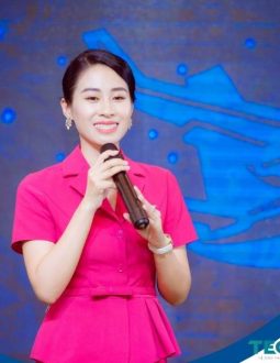 Bà Vũ Kim Dung - CTHĐQT bày tỏ sự biết ơn với quý đối tác, khách hàng