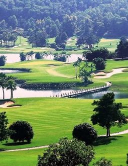 Sân Đồng Mô cách trung tâm Hà Nội không xa