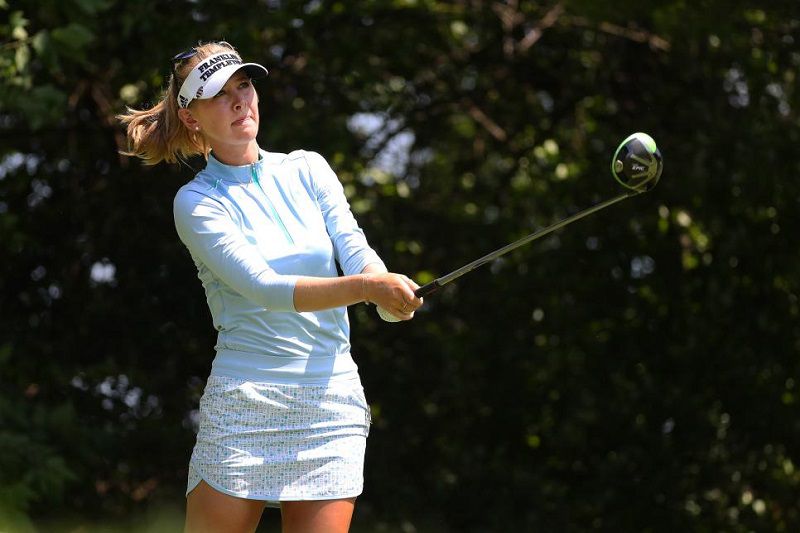 Một chiếc áo golf có chất liệu thoáng mát giúp chị em thoải mái, tự tin hơn