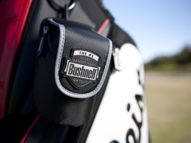 Bushnell Tour V2 được thiết kế nhỏ gọn, nằm gọn trong lòng bàn tay