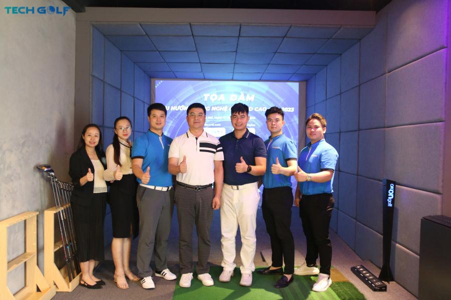 Đội ngũ nhân dự Techgolf và HLV Jung SungPil