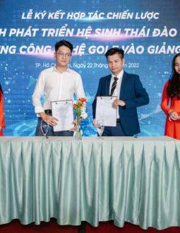 Đại diện hai bên ký kết hợp tác dưới sự chứng kiến của nhiều khách mời và đối tác