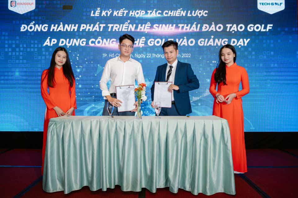 Đại diện Techgolf và Edugolf ký kết hợp tác dưới sự chứng kiến của nhiều khách mời và đối tác