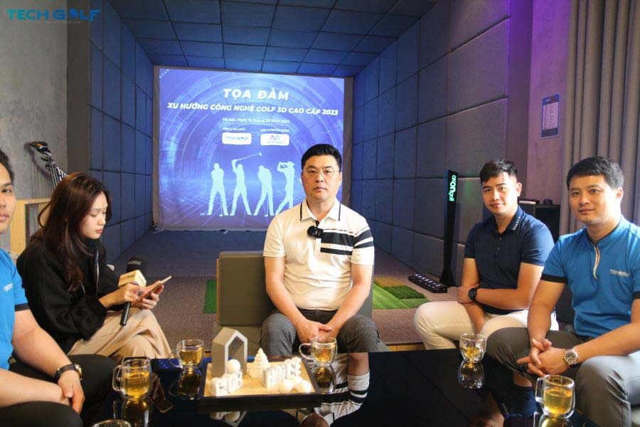 Đại diện Techgolf và Okongolf trao đổi về phiên bản cập nhật mới nhất