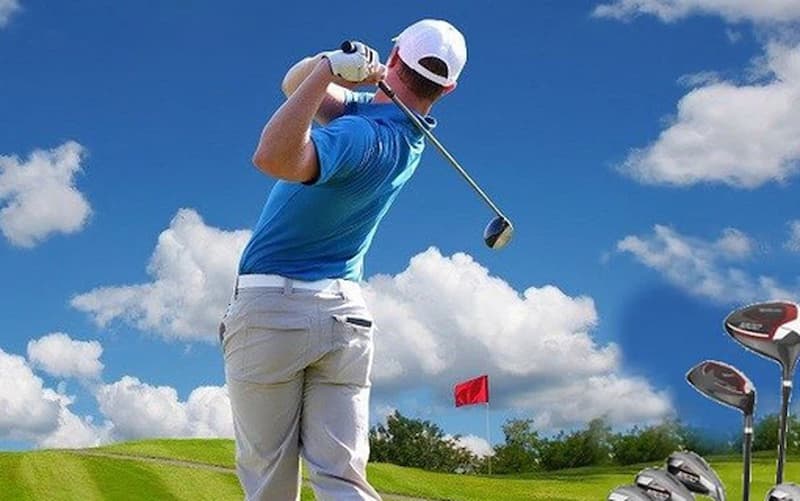 Cú swing được thực hiện tại khu vực phát bóng và fairway