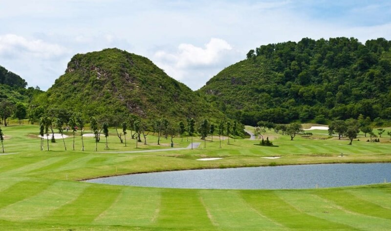 Sân golf Hoàng Gia có mức giá hợp lý, phù hợp với nhiều golfer