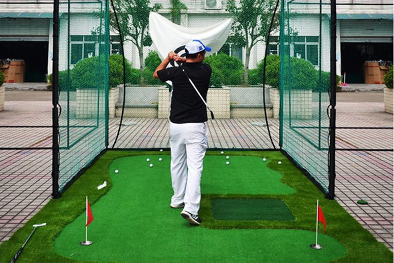 Sân golf mini được trang bị khung chắn bóng và thảm swing để bóng bay đúng quỹ đạo