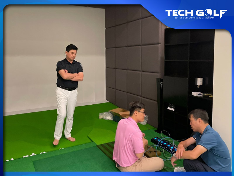 Hai chuyên gia Hàn Quốc theo sát quá trình lắp đặt bộ vi xử lý cho phòng golf 3D