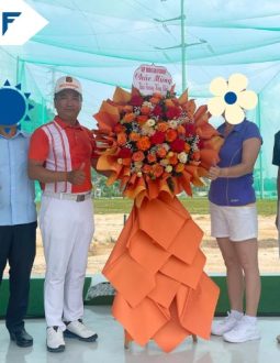 Giám đốc Techgolf chúc mừng khai trương sân tập golf Thanh Sơn Riverside