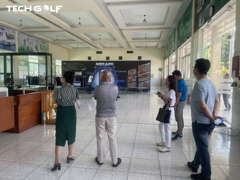 Đội ngũ Techgolf tham quan khu vực lễ tân - proshop của sân Mirari Golf