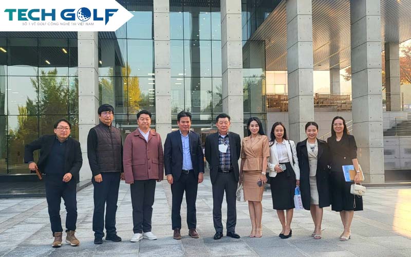 Đội ngũ GolfGroup và Techgolf tại khuôn viên đại học Haoeo