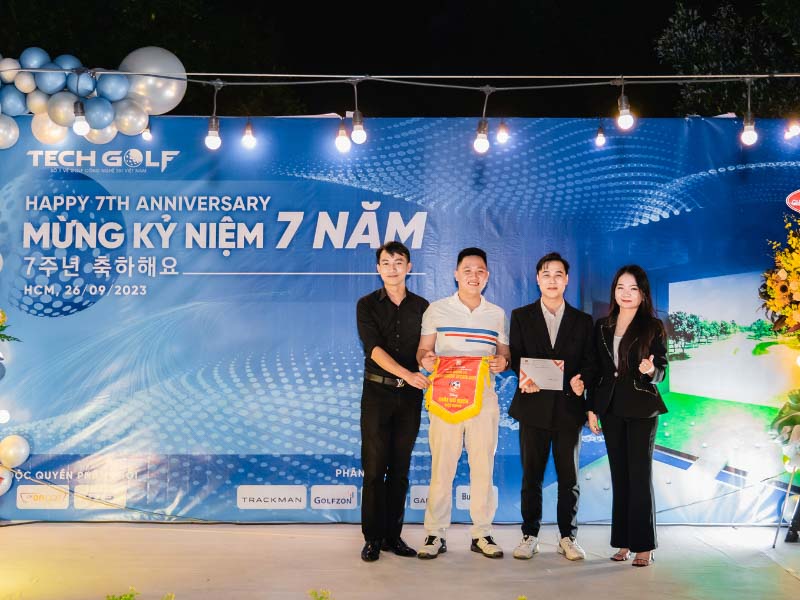 Ban tổ chức trao giải cho đội vô địch bảng nam