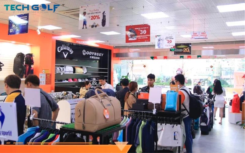 Rất nhiều khách hàng đến tham quan và mua sắm nhân dịp ưu đãi sâu mừng sinh nhật Techgolf 7 tuổi