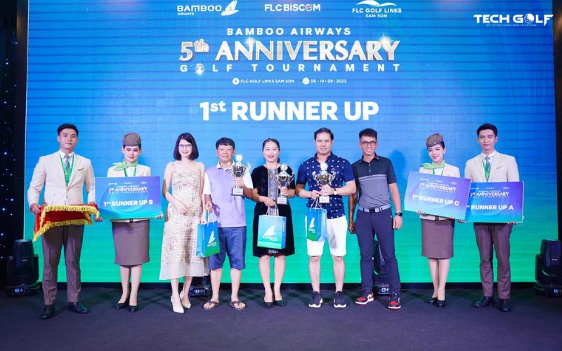 Ban tổ chức trao giải cho golfers xuất sắc