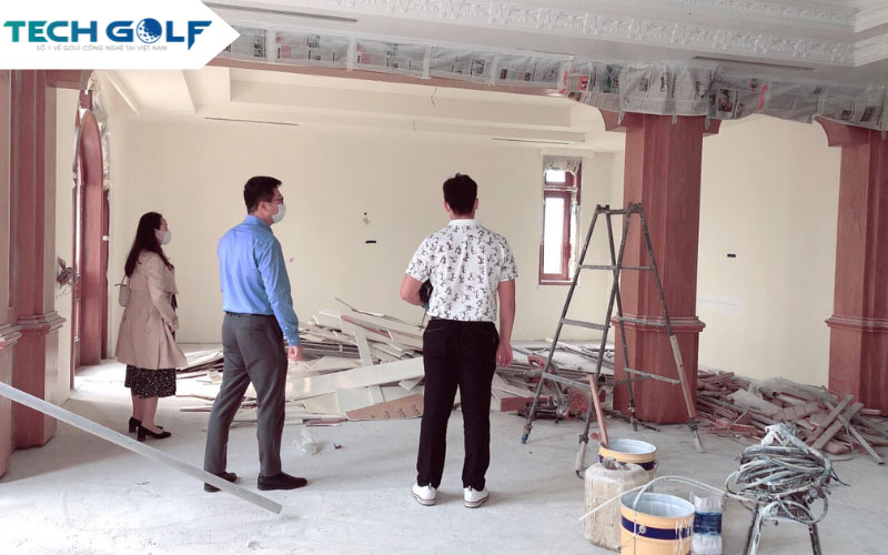 Chuyên gia Hàn Quốc cùng Giám đốc Techgolf đi khảo sát không gian lắp đặt dự án