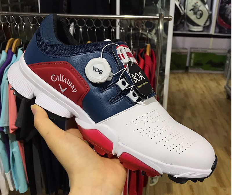 Giày chơi golf của hãng với khả năng chống thẩm nước hiệu quả