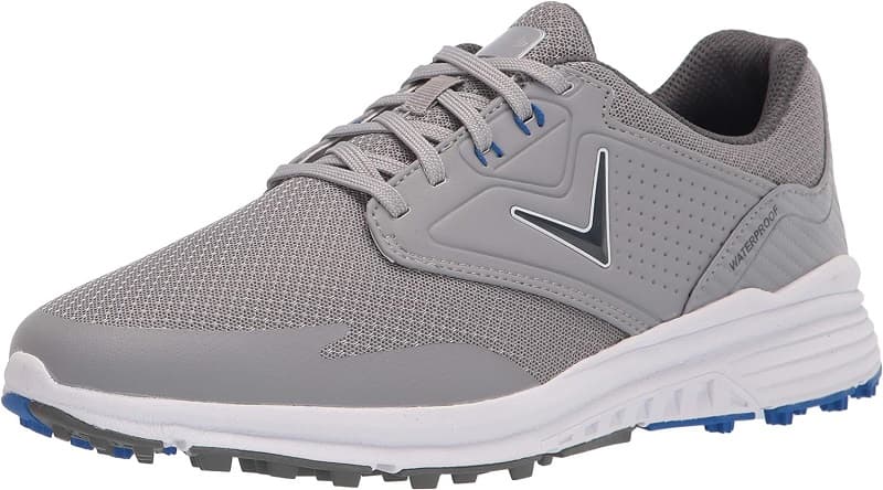 Golfer cần chú ý đến phần đinh của giày