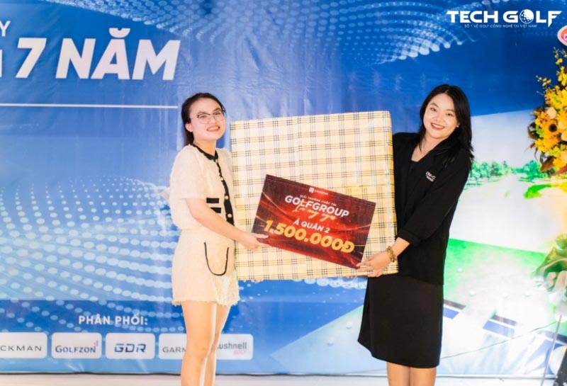 Đội Mực tím với món quà từ Hội đồng quản trị GolfGroup