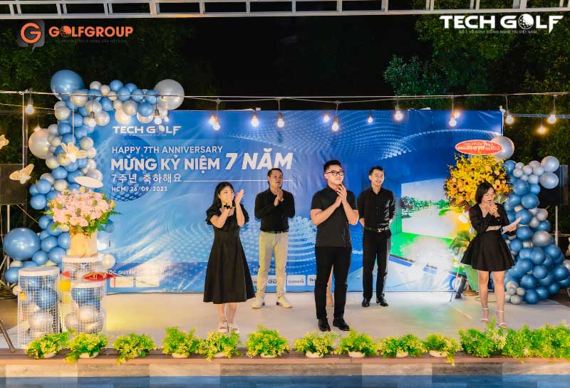 Đại diện các đội thi hồi hộp chờ công bố kết quả cuộc thi GolfGroup in my eyes