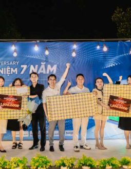 Các đội hào hứng khi nhận món quà do Hội đồng quản trị GolfGroup trao tặng