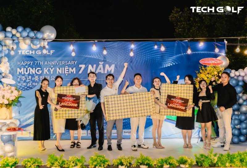 Các đội hào hứng khi nhận món quà do Hội đồng quản trị GolfGroup trao tặng