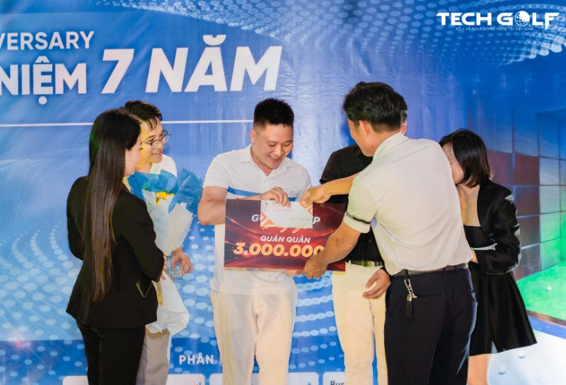 Đội HQ2T vinh dự nhận bằng khen và phần thưởng dành cho ngôi vị quán quân