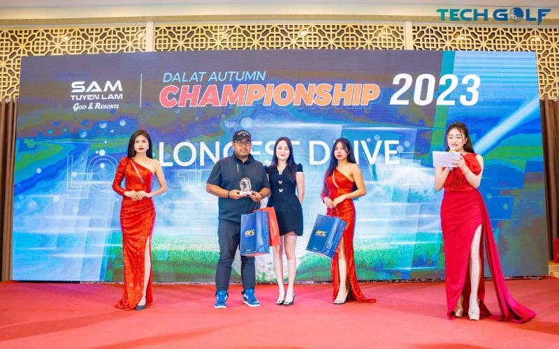 Golfer giành giải Longest Drive nhận quà từ nhà tài trợ