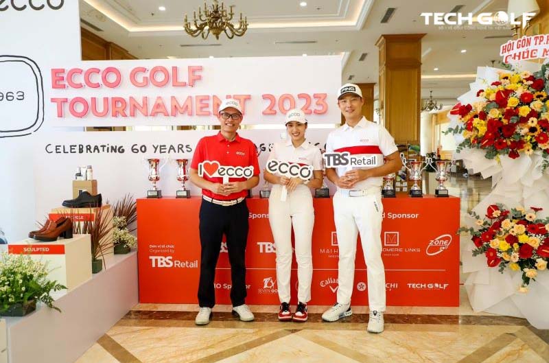 Các golfer check-in trong ngày thi đấu thứ 2 của giải ECCO Golf Tournament