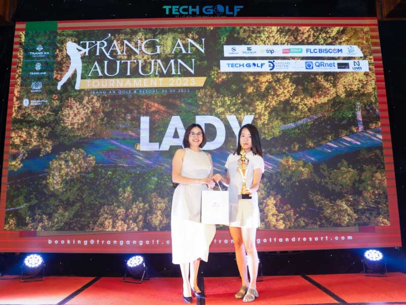 Nữ golfer xinh đẹp xuất sắc giành giải của bảng Lady