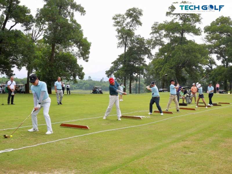 Các golfer phát bóng khai mạc giải golf Swing for the Kids